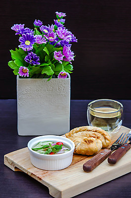 포토 JPG 해외이미지 전통 아시아 문화 고추 나선형 요리 동양인 사람없음 목재 치킨 튀김 껍질 아침식사 인도인 굽기 향신료 유기농 매움 반죽 퍼프 서빙 레시피 카레 말레이시아 싱가폴 점심식사 입가심 페스츄리 핸드메이드 맛있는 해외202004 해외포토 외국인 나무 웰빙 나라 음식 빵 무늬 채소 재료 인종 식사 맛 구이 닭고기요리 향미료 파일형식