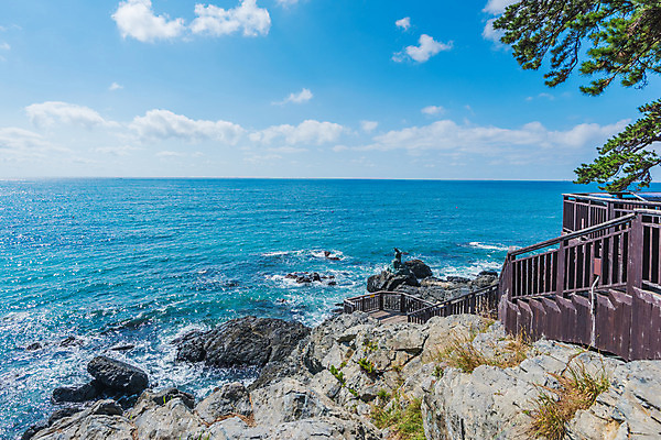 포토 JPG 해외이미지 구름 아시아 바다 건축양식 교통시설 하늘 한국 풍경 사람없음 건물 물 금융 도시풍경 탑 도시 도심 지역 남쪽 해외202004 해외포토 자연요소 건축물 건축 나라 교통 경제 방향 시설 파일형식