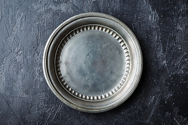 포토 JPG 해외이미지 식기 접시 음식 백그라운드 탁자 주방용품 동양인 사람없음 빛 금속 식사 저녁식사 어둠 공백 수확 기구 원형 황금 싱글 복고 서빙 옛날 카피스페이스 해외202004 해외포토 도형 가구 생활용품 농업 재질 인종 파일형식