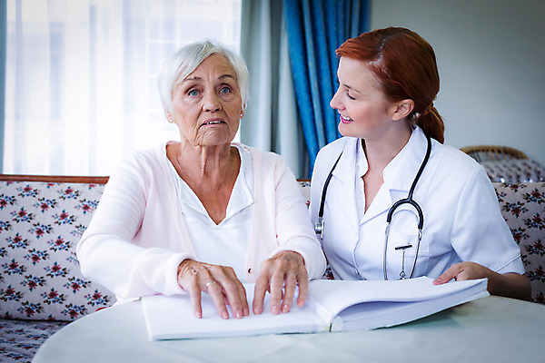 포토 JPG 해외이미지 라이프스타일 여자 노년 실내 앉기 상반신 성인 두명 앞모습 학습 소파 독서 의사 도움 집중 책상 시각장애인 점자 손짚기 여자만 점자책 해외202004 해외포토 교육 뷰포인트 가구 컨셉 의자 모션 사람 손짓 내부 생활 책 의료진 장애인 파일형식