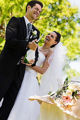 포토 JPG 해외이미지 주간 커플 공원 여자 남자 신부 신랑 결혼 결혼식 남편 서기 웃음 정장 20대 성인 야외 두명 옆모습 30대 웨딩케이크 성인만 해외202004 해외포토 자연요소 옷 공공시설 뷰포인트 관계 모션 표정 사람 이벤트 청년 장년 케이크 파일형식