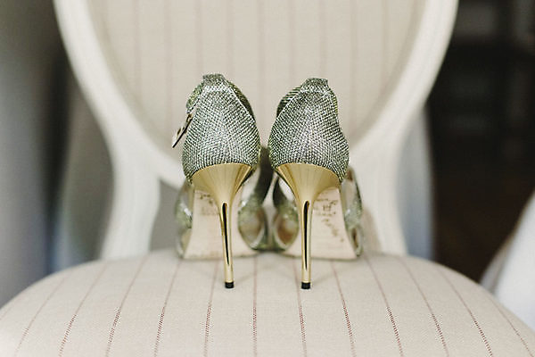 포토 JPG 해외이미지 구두 신발 의자 실내 사람없음 하이힐 오브젝트 뒷면 웨딩슈즈 해외202004 해외포토 가구 내부 여성화 결혼소품 파일형식
