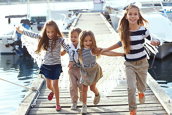 포토 JPG 해외이미지 모델 라이프스타일 옷 행복 감정 어린이 바다 여행 요트 휴가 함께함 사람 여러명 파란색 친구 달리기 햇빛 유행 걷기 줄무늬 기쁨 흰색 표현 보트 그룹 크루즈 자매 해군 해외202004 해외포토 여자 컬러 다수 컨셉 무늬 배_교통 가족 관계 모션 군대 생활 태양 파일형식