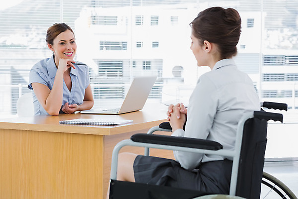 포토 JPG 해외이미지 백인 여자 실내 미소 앉기 상반신 20대 성인 두명 30대 노트북 사무실 턱괴기 비즈니스우먼 장애인 휠체어 면접 소통 지원 성인여자만 해외202004 해외포토 서양인 컨셉 비즈니스 모션 표정 사람 청년 내부 장년 전자제품 직장인 장애 여자만 성인만 파일형식