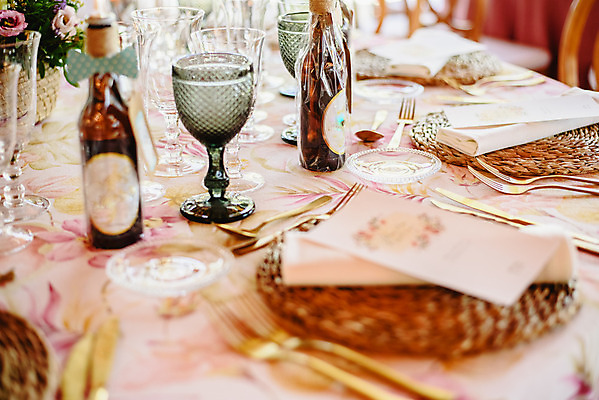 포토 JPG 해외이미지 접시 디자인 꽃 꽃다발 결혼 백그라운드 꽃무늬 의자 유리 탁자 결혼식 기념 사람없음 장식 파티 요식업 식당 꽃병 식사 저녁식사 희망 낭만 수확 식탁보 축하 고급 우아함 배열 만족 냅킨 설정 정중 해외202004 해외포토 식물 식기 감정 산업 가구 컨셉 무늬 농업 재질 이벤트 상점 파일형식