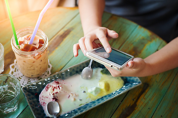 포토 JPG 해외이미지 라이프스타일 손 인터넷 비즈니스 통신 모바일 추상 휴식 직장 사람없음 스마트폰 유행 디지털 스크린 터치 업무 작업 네트워크 서핑 이메일 어플리케이션 연결 무선전화기 스마트 읽기 전자 주말 멀티미디어 전자상거래 단절 소셜 스타일 해외202004 해외포토 컨셉 무늬 회사 모션 생활 신체부위 핸드폰 스마트기기 수상스포츠 전화기 파일형식