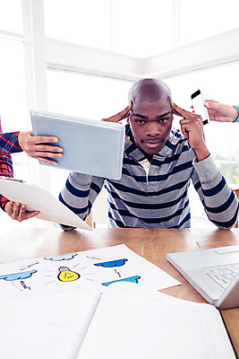 포토 JPG 해외이미지 응시 남자 통신 스트레스 실내 피곤 한명 앉기 상반신 20대 성인 앞모습 사무실 고통 슬픔 업무 작업 비즈니스맨 바쁨 두통 업무과다 과부하 성인남자한명만 해외202004 해외포토 1 시선 감정 뷰포인트 컨셉 비즈니스 모션 사람 청년 내부 직장인 질병 남자한명만 성인남자만 파일형식