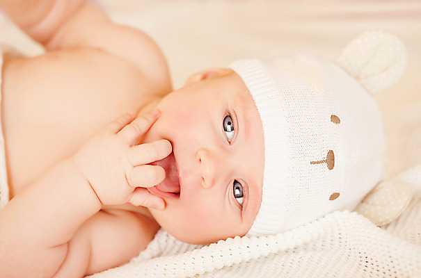 포토 JPG 해외이미지 백인 1 손 행복 얼굴 어린이 신체 휴식 새로움 건강 사랑 한명 사람 소년 흰색 침대 표현 아기 신생아 달콤 누드 작음 피부 순수 거짓말 걸음마 결백 돌봄 천진난만 캡모자 해외202004 해외포토 서양인 모자_잡화 남자 감정 컬러 가구 컨셉 모션 신체부위 맛 크기 파일형식