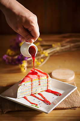 포토 JPG 해외이미지 접시 손 열매 남자 음식 조각 백그라운드 과일 딸기 아침 디저트 요리 사람없음 목재 장식 빨간색 쌓기 케이크 상점 카페 수확 직물 신선 고명 붓기 달콤 맛 저녁 잼 굽기 왼쪽 시럽 아몬드 층 핸드메이드 휘핑크림 크레이프 스타일 힙스터 맛있는 해외202004 해외포토 주간 나무 식물 식기 패션 컬러 컨셉 농업 재료 모션 사람 신체부위 견과류 소스_음식 야간 구이 방향 크림 휘핑 파일형식