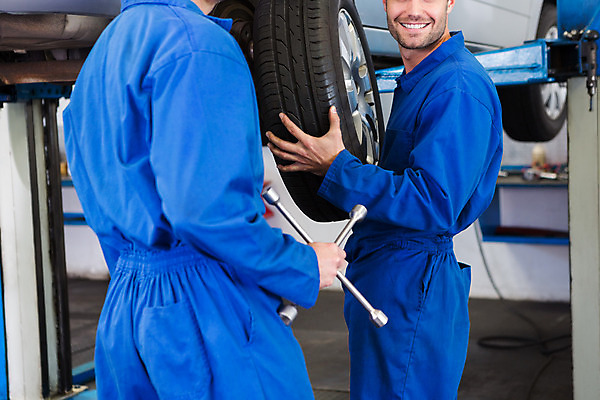 포토 JPG 해외이미지 백인 직업 남자 행복 자동차 노동자 실내 작업복 20대 성인 두명 30대 파란색 바퀴 작업실 기술자 수리 동료 직원 서비스 타이어 정비공 정비소 차고 성인남자만 해외202004 해외포토 서양인 옷 감정 육상교통 컬러 관계 사람 청년 내부 장년 남자만 성인만 파일형식