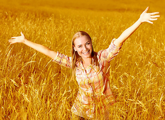 포토 JPG 해외이미지 백인 모델 계절 여자 행복 백그라운드 밭 농업 자연 놀이 휴가 한명 미소 사람 성인 야외 10대 농작물 금발 농장 노란색 맑음 가을 밀 호밀 성인여자한명만 해외202004 해외포토 서양인 1 헤어스타일 감정 산업 컬러 청소년 날씨 곡류 표정 생태계 여자한명만 성인여자만 파일형식