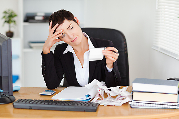 포토 JPG 해외이미지 백인 손 응시 여자 종이 컨셉 돈 비즈니스 탁자 갈색머리 한명 사람 앉기 성인 금융 사무실 펜 계산기 흰색 기록 업무 비즈니스우먼 계산 책상 회계 계산서 경영 계좌 세금 심각 해외202004 해외포토 서양인 1 헤어스타일 시선 컬러 가구 모션 문구용품 신체부위 경제 필기구 장비 작업 직장인 재산 파일형식