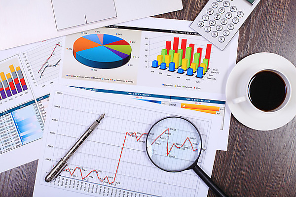 포토 JPG 해외이미지 종이 컨셉 회사 비즈니스 통계 탁자 그래프 직장 사람없음 사무실 펜 볼펜 자료 계산기 정보 키보드 업무 계획 오브젝트 보고서 문서 해외202004 해외포토 가구 문구용품 필기구 장비 작업 파일형식