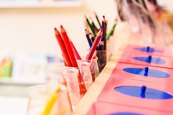 포토 JPG 해외이미지 백그라운드 문구용품 색연필 사람없음 목재 빨간색 초록색 파란색 세트 컬러풀 책상 오브젝트 카피스페이스 해외202004 해외포토 나무 컬러 가구 재료 학용품 공백 파일형식