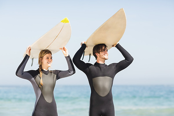 포토 JPG 해외이미지 백인 라이프스타일 커플 여자 남자 행복 바다 여행 휴가 함께함 서기 사람 상반신 20대 성인 야외 두명 앞모습 금발 맑음 수상스포츠 서핑보드 서핑 서퍼 적재 성인만 해외202004 해외포토 서양인 헤어스타일 감정 스포츠 뷰포인트 컨셉 관계 모션 날씨 운동선수 청년 생활 보드_스포츠 파일형식