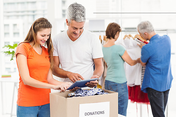 포토 JPG 해외이미지 백인 직업 옷 여자 남자 행복 40대 중년 비즈니스 실내 여러명 20대 성인 30대 상자 태블릿 봉사 도움 직장인 비즈니스맨 비즈니스우먼 복지 동료 기부 돌봄 참여 자선단체 해외202004 해외포토 서양인 감정 다수 컨셉 관계 모션 사람 청년 내부 장년 전자제품 스마트기기 그룹 사회이슈 자선 파일형식