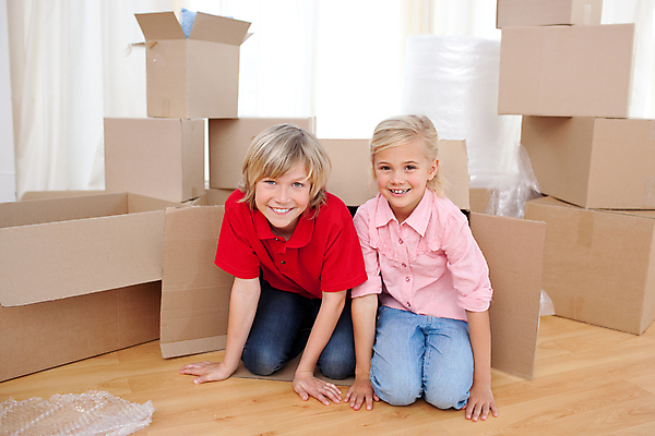 포토 JPG 해외이미지 백인 여자 딸 행복 아들 어린이 가족 모션 놀이 새로움 아파트 주택 사랑 사람 소년 두명 상자 기쁨 방 플랫 형제 판지 어린이만 해외202004 해외포토 서양인 남자 감정 컨셉 관계 건물 파일형식