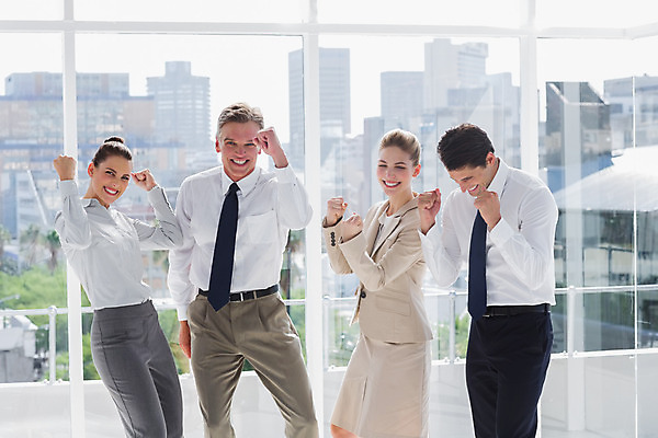 포토 JPG 해외이미지 서양인 외국인 백인 여자 남자 40대 중년 비즈니스 응원 직장 함께함 실내 서기 정장 여러명 20대 성인 사무실 직장인 비즈니스맨 비즈니스우먼 자신감 동료 직원 해외202004 해외포토 직업 옷 감정 다수 컨셉 회사 관계 모션 사람 인종 청년 내부 파일형식