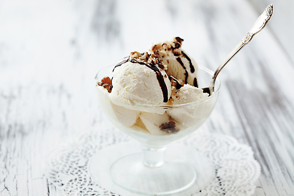 포토 JPG 해외이미지 음식 아이스크림 디저트 사람없음 초콜릿 숟가락 냉동 견과류 흰색 달콤 크림 호두 시럽 바닐라 맛있는 해외202004 해외포토 컬러 수저 맛 파일형식