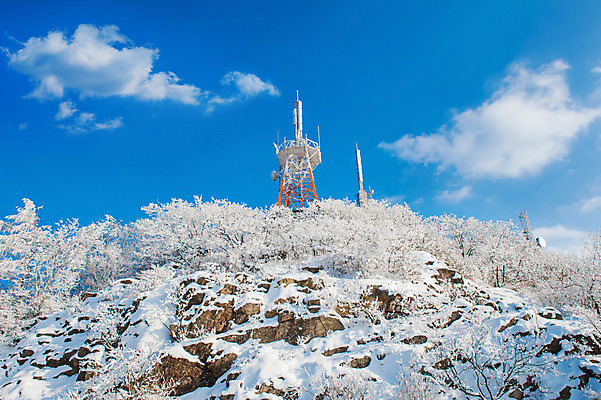 포토 JPG 해외이미지 나무 백그라운드 겨울 자연 하늘 산 서울 한국 풍경 사람없음 태양 맑음 추위 언덕 눈내림 해외202004 해외포토 자연요소 식물 계절 아시아 날씨 눈_날씨 생태계 파일형식