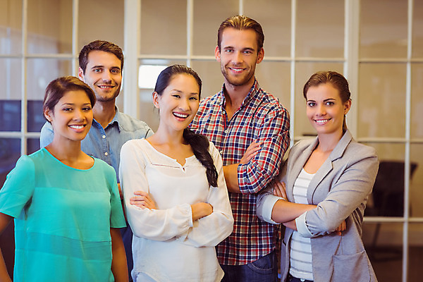 포토 JPG 해외이미지 서양인 외국인 백인 여자 남자 비즈니스 직장 함께함 실내 서기 미소 여러명 20대 성인 사무실 직장인 비즈니스맨 비즈니스우먼 동료 직원 해외202004 해외포토 직업 다수 컨셉 회사 관계 모션 표정 사람 인종 청년 내부 파일형식