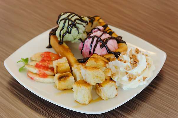 포토 JPG 해외이미지 접시 음식 빵 분홍색 딸기 아이스크림 디저트 사람없음 초록색 갈색 노란색 초콜릿 흰색 달콤 아침식사 크림 시럽 해외202004 해외포토 식기 컬러 과일 식사 맛 파일형식