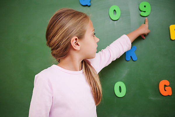 포토 JPG 해외이미지 백인 학생 여학생 여자 교육 어린이 손가락 교실 학교 수업 실내 한명 서기 학습 숫자 칠판 가리킴 수학 소녀한명만 해외202004 해외포토 서양인 문자 1 손 교과목 모션 사람 손짓 내부 여자한명만 소녀만 파일형식