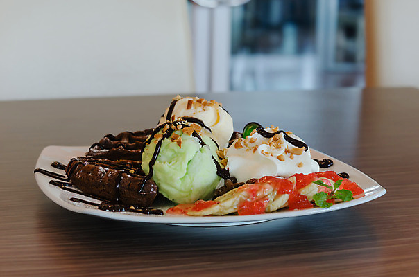 포토 JPG 해외이미지 음식 아이스크림 디저트 사람없음 컬러풀 갈색 초콜릿 흰색 달콤 크림 토핑 시럽 와플 페스츄리 해외202004 해외포토 빵 컬러 맛 파일형식