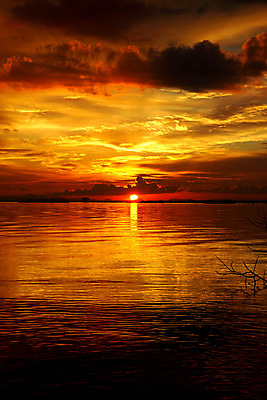 포토 JPG 해외이미지 바다 백그라운드 자연 하늘 풍경 사람없음 빨간색 빛 햇빛 태양 반사 노란색 일출 황혼 일몰 수평선 해외202004 해외포토 자연요소 컬러 노을 생태계 파일형식