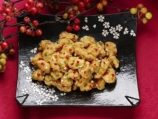 포토 JPG 스튜디오촬영 그릇 식기 접시 열매 음식 실내 근접촬영 사람없음 장식 가로 빨간색 하이앵글 중식 나뭇가지 라조기 랴자오지 국내포토 나무 식물 뷰포인트 컬러 내부 파일형식