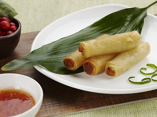 포토 JPG 스튜디오촬영 그릇 식기 접시 음식 나뭇잎 실내 근접촬영 사람없음 장식 가로 빨간색 초록색 중식 양념 춘권 국내포토 뷰포인트 컬러 잎 내부 파일형식