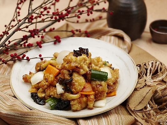 포토 JPG 스튜디오촬영 그릇 식기 접시 음식 술잔 실내 근접촬영 사람없음 장식 가로 중식 나뭇가지 탕수육 돼지고기탕수육 국내포토 나무 뷰포인트 잔 내부 파일형식