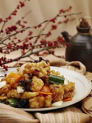 포토 JPG 스튜디오촬영 그릇 식기 접시 음식 술잔 주전자 실내 근접촬영 사람없음 장식 세로 중식 나뭇가지 탕수육 돼지고기탕수육 국내포토 나무 뷰포인트 주방용품 잔 내부 파일형식