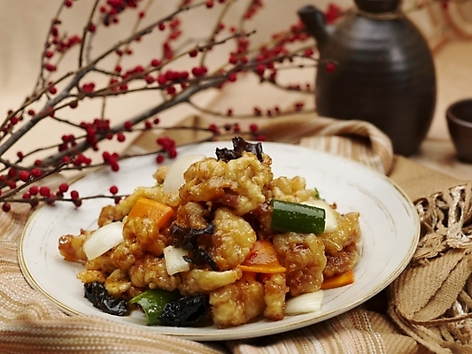 포토 JPG 스튜디오촬영 그릇 식기 접시 음식 술잔 실내 근접촬영 사람없음 장식 가로 중식 나뭇가지 탕수육 호리병 돼지고기탕수육 국내포토 나무 뷰포인트 병_용기 잔 내부 파일형식