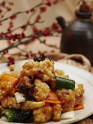 포토 JPG 스튜디오촬영 그릇 식기 접시 음식 술잔 실내 근접촬영 사람없음 장식 세로 중식 나뭇가지 탕수육 돼지고기탕수육 국내포토 나무 뷰포인트 잔 내부 파일형식