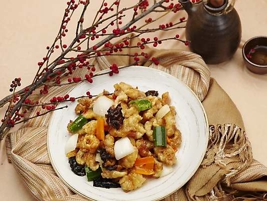 포토 JPG 스튜디오촬영 그릇 식기 접시 음식 술잔 실내 근접촬영 사람없음 장식 가로 하이앵글 중식 나뭇가지 탕수육 호리병 돼지고기탕수육 국내포토 나무 뷰포인트 병_용기 잔 내부 파일형식