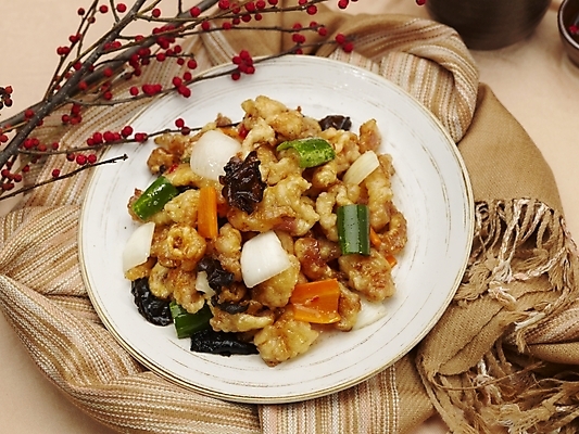 포토 JPG 스튜디오촬영 그릇 식기 접시 음식 술잔 실내 근접촬영 사람없음 장식 가로 하이앵글 중식 나뭇가지 탕수육 돼지고기탕수육 국내포토 나무 뷰포인트 잔 내부 파일형식