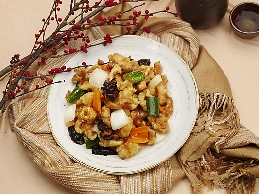 포토 JPG 스튜디오촬영 그릇 식기 접시 음식 술잔 실내 근접촬영 사람없음 장식 가로 하이앵글 중식 나뭇가지 탕수육 돼지고기탕수육 국내포토 나무 뷰포인트 잔 내부 파일형식