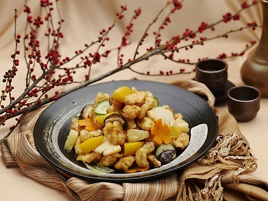 포토 JPG 스튜디오촬영 그릇 식기 접시 음식 술잔 실내 근접촬영 사람없음 장식 가로 중식 나뭇가지 탕수육 호리병 소고기탕수육 국내포토 나무 뷰포인트 병_용기 잔 내부 파일형식