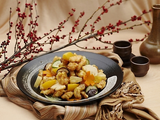 포토 JPG 스튜디오촬영 그릇 식기 접시 음식 술잔 실내 근접촬영 사람없음 장식 가로 중식 나뭇가지 탕수육 소고기탕수육 국내포토 나무 뷰포인트 잔 내부 파일형식