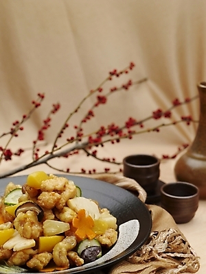 포토 JPG 스튜디오촬영 그릇 식기 접시 음식 술잔 실내 근접촬영 사람없음 장식 세로 중식 나뭇가지 탕수육 호리병 소고기탕수육 국내포토 나무 뷰포인트 병_용기 잔 내부 파일형식