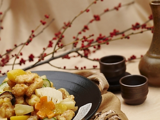 포토 JPG 스튜디오촬영 그릇 식기 접시 음식 술잔 실내 근접촬영 사람없음 장식 가로 중식 나뭇가지 탕수육 호리병 소고기탕수육 국내포토 나무 뷰포인트 병_용기 잔 내부 파일형식