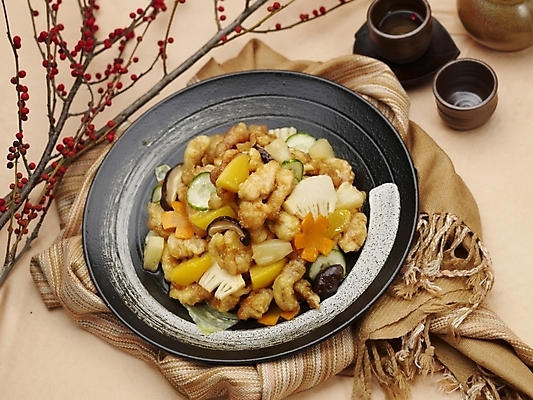 포토 JPG 스튜디오촬영 그릇 식기 접시 음식 술잔 실내 근접촬영 사람없음 장식 가로 하이앵글 중식 나뭇가지 탕수육 호리병 소고기탕수육 국내포토 나무 뷰포인트 병_용기 잔 내부 파일형식