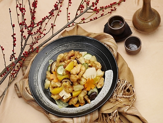 포토 JPG 스튜디오촬영 그릇 식기 접시 음식 술잔 실내 근접촬영 사람없음 장식 가로 하이앵글 중식 나뭇가지 탕수육 호리병 소고기탕수육 국내포토 나무 뷰포인트 병_용기 잔 내부 파일형식