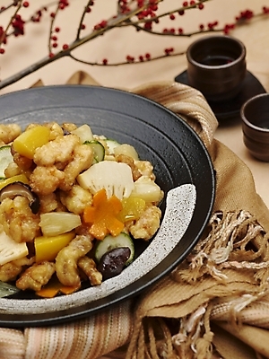 포토 JPG 스튜디오촬영 그릇 식기 접시 음식 술잔 실내 근접촬영 사람없음 장식 세로 중식 나뭇가지 탕수육 소고기탕수육 국내포토 나무 뷰포인트 잔 내부 파일형식