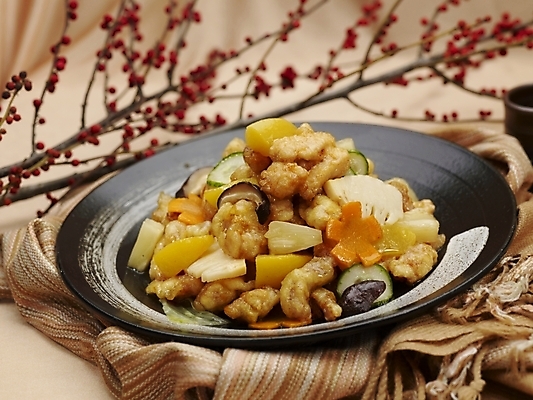 포토 JPG 스튜디오촬영 그릇 식기 접시 음식 술잔 실내 근접촬영 사람없음 장식 가로 중식 나뭇가지 탕수육 소고기탕수육 국내포토 나무 뷰포인트 잔 내부 파일형식