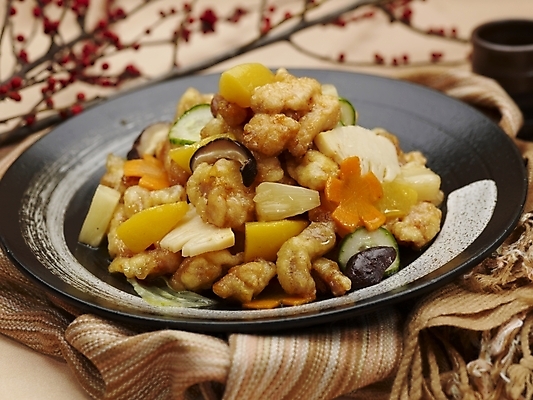 포토 JPG 스튜디오촬영 그릇 식기 접시 음식 술잔 실내 근접촬영 사람없음 장식 가로 중식 나뭇가지 탕수육 소고기탕수육 국내포토 나무 뷰포인트 잔 내부 파일형식