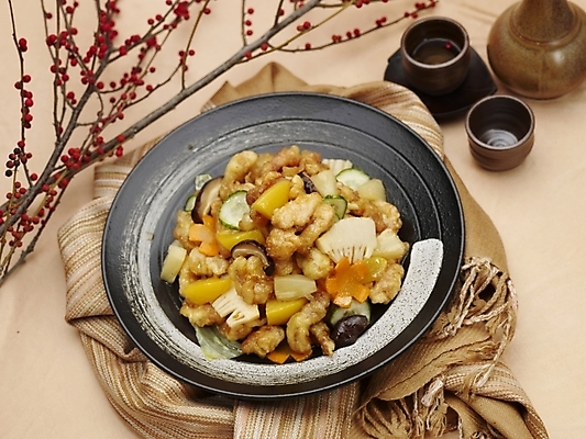 포토 JPG 스튜디오촬영 그릇 식기 접시 음식 술잔 실내 근접촬영 사람없음 장식 가로 하이앵글 중식 나뭇가지 탕수육 소고기탕수육 국내포토 나무 뷰포인트 잔 내부 파일형식