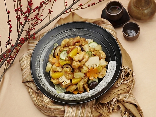 포토 JPG 스튜디오촬영 그릇 식기 접시 음식 술잔 실내 근접촬영 사람없음 장식 가로 하이앵글 중식 나뭇가지 탕수육 호리병 소고기탕수육 국내포토 나무 뷰포인트 병_용기 잔 내부 파일형식