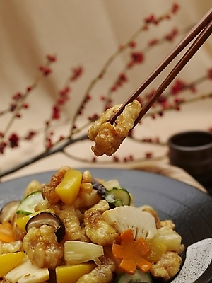 포토 JPG 스튜디오촬영 그릇 식기 접시 음식 술잔 젓가락 실내 근접촬영 사람없음 장식 세로 중식 나뭇가지 탕수육 소고기탕수육 국내포토 나무 뷰포인트 잔 수저 내부 파일형식